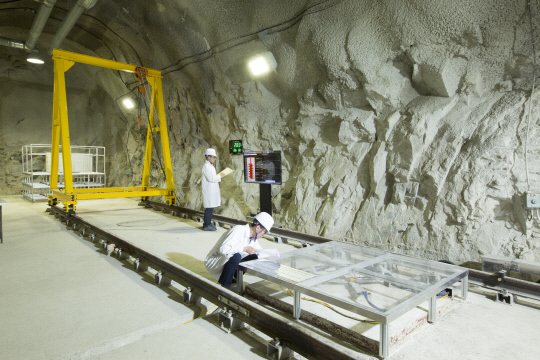 대전시 유성구 한국원자력연구원 내 지하 120m에 설치된 '지하처분연구시설( KURT)'에서 연구자들이 실험을 진행하고 있다. 원자력연 제공